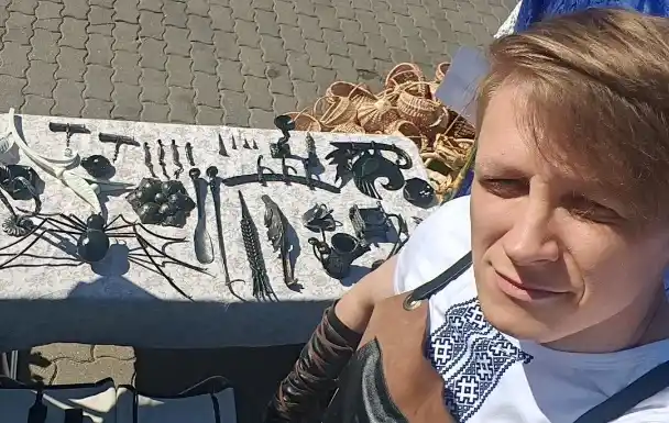 Мастер Melehov консультирует клиента по проекту кованых перил
